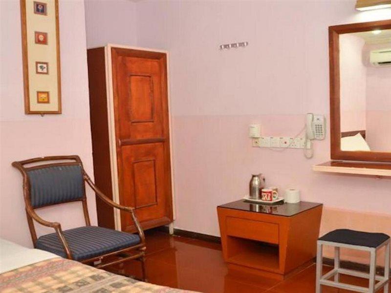 J &J Hotel Kota Kinabalu Bagian luar foto