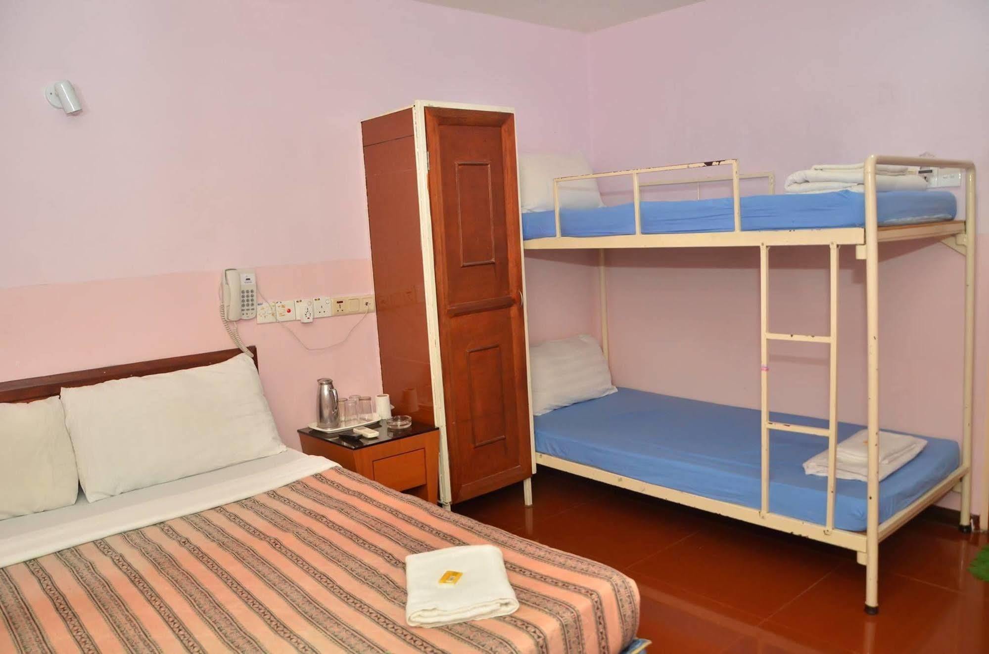 J &J Hotel Kota Kinabalu Bagian luar foto